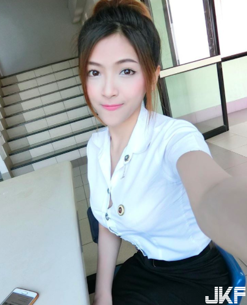 下課後打奶泡！「巨乳蜂腰學生妹」咖啡店「露胸打工」！鮮奶整個溢出來&#8230;