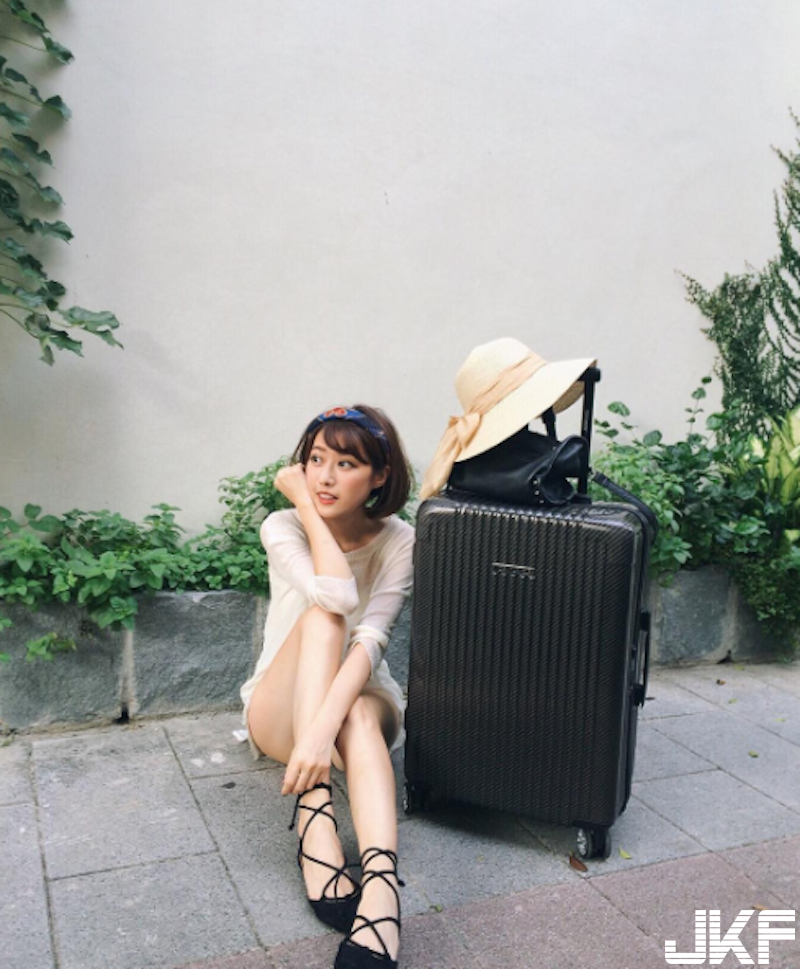 超正華航看板娘！「短髮俏空姐」甜美到出水～長腿細腰湯圓白乳好像張景嵐&#8230;