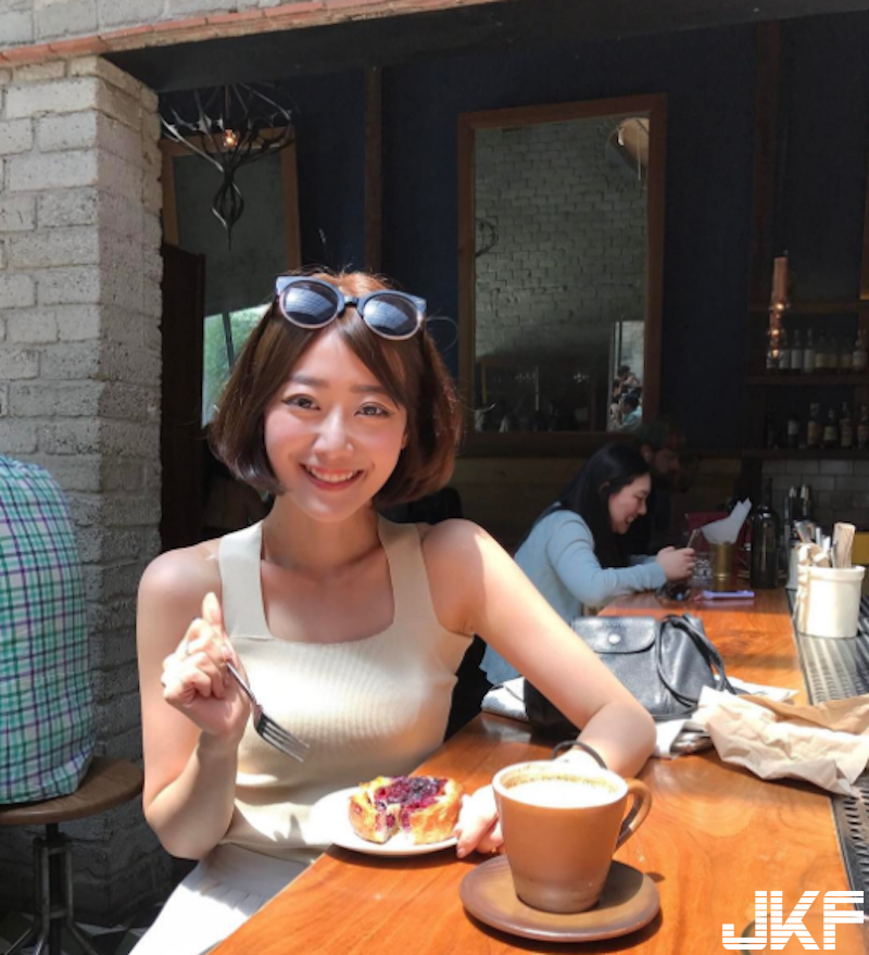 超正華航看板娘！「短髮俏空姐」甜美到出水～長腿細腰湯圓白乳好像張景嵐&#8230;