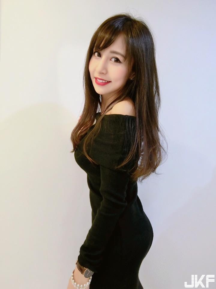 超惹火！天菜空姐自拍曬「性感美乳」畫面超養眼！美到不要不要…