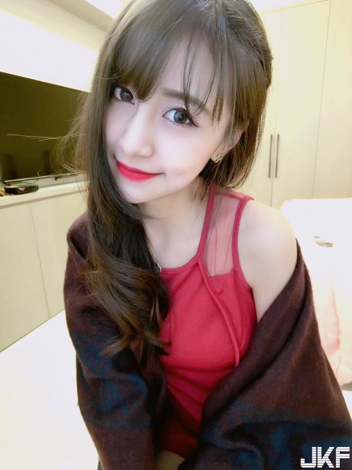 超惹火！天菜空姐自拍曬「性感美乳」畫面超養眼！美到不要不要…
