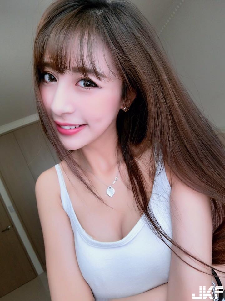 超惹火！天菜空姐自拍曬「性感美乳」畫面超養眼！美到不要不要…