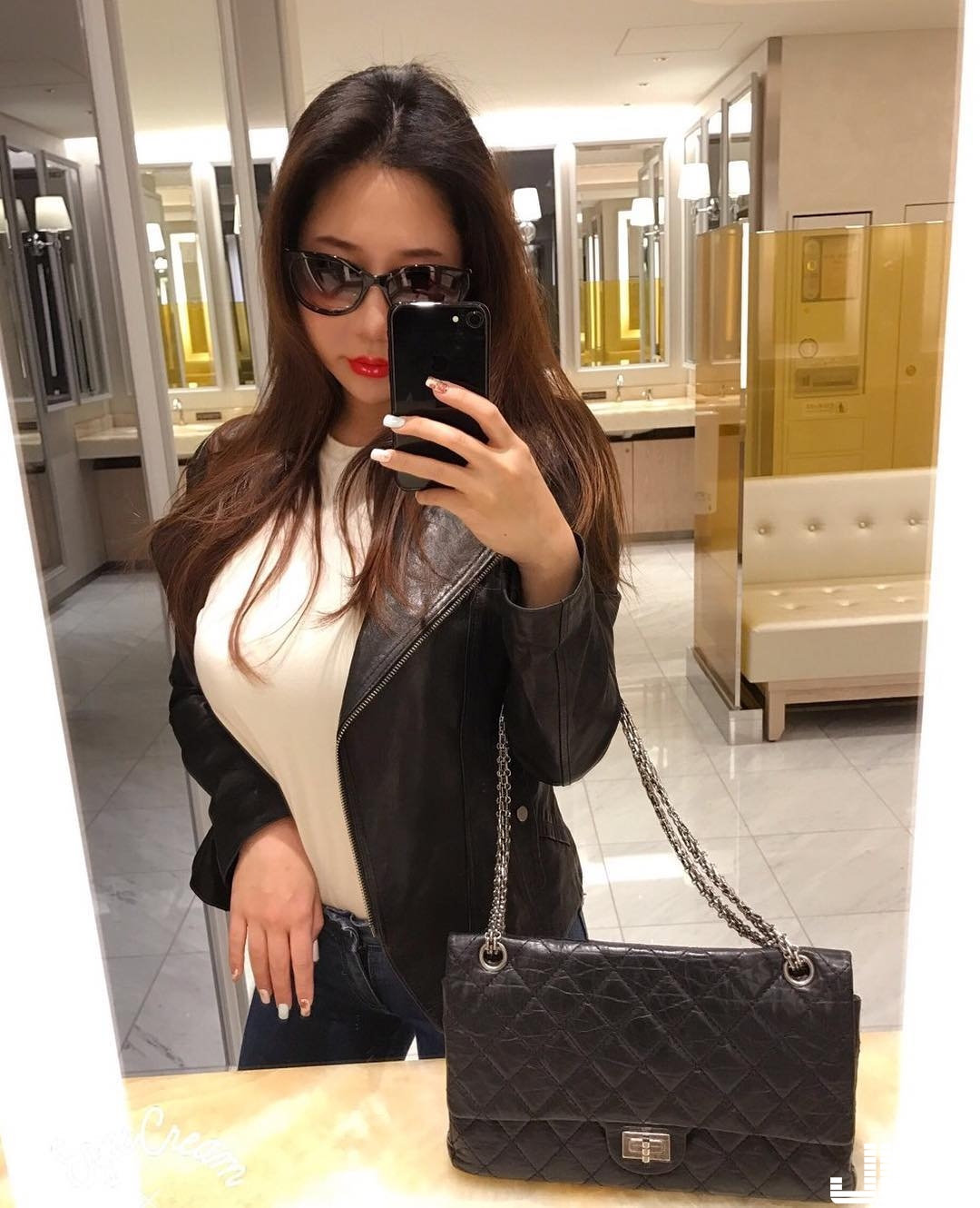 太扯！炫富女超誇張爆乳身材根本「兩顆氣球」掛胸口！網友：忍不住想戳&#8230;