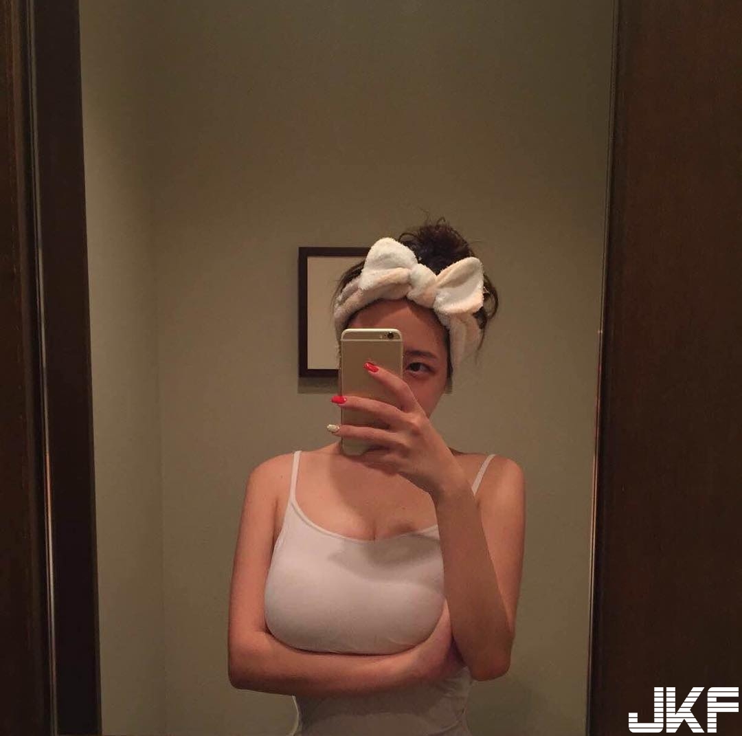 太扯！炫富女超誇張爆乳身材根本「兩顆氣球」掛胸口！網友：忍不住想戳&#8230;