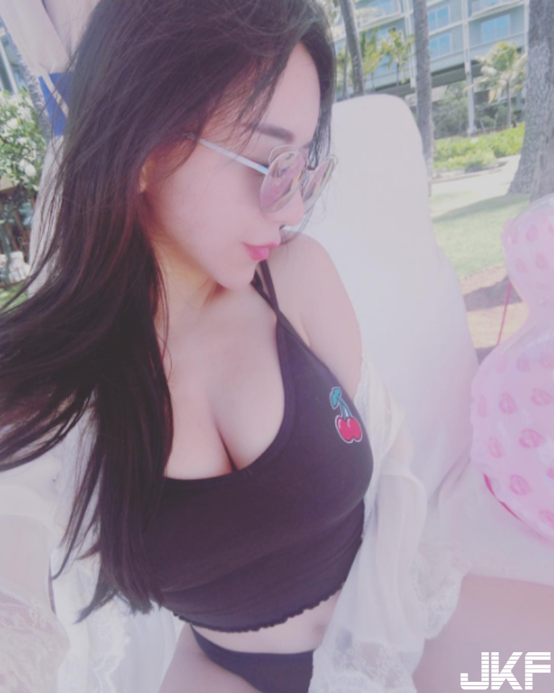 超巨「深水炸彈」！F罩杯正妹水中放「白色巨乳」！還有絕美蜜桃臀&#8230;