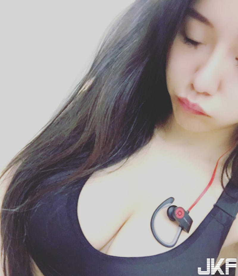 超巨「深水炸彈」！F罩杯正妹水中放「白色巨乳」！還有絕美蜜桃臀&#8230;