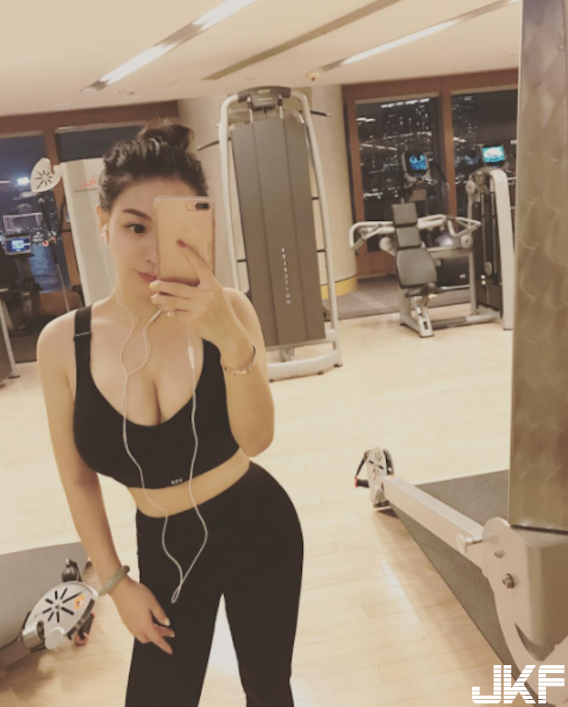 超巨「深水炸彈」！F罩杯正妹水中放「白色巨乳」！還有絕美蜜桃臀&#8230;