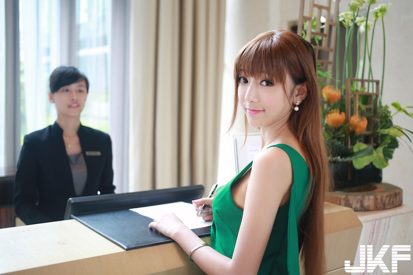 好可愛！旅館單身「超氣質正妹」獨自開房間！若隱若現的「美乳視角」讓人受不了…