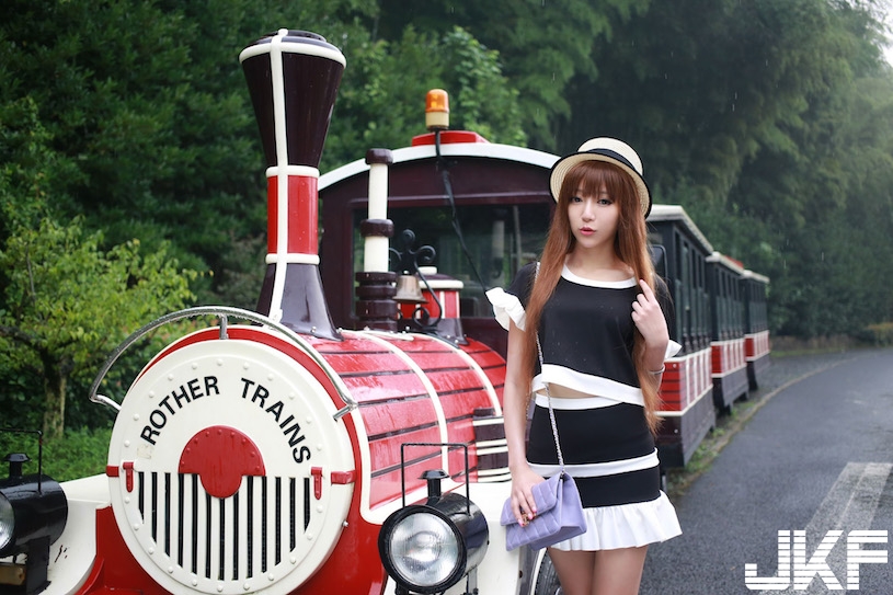 好可愛！旅館單身「超氣質正妹」獨自開房間！若隱若現的「美乳視角」讓人受不了…