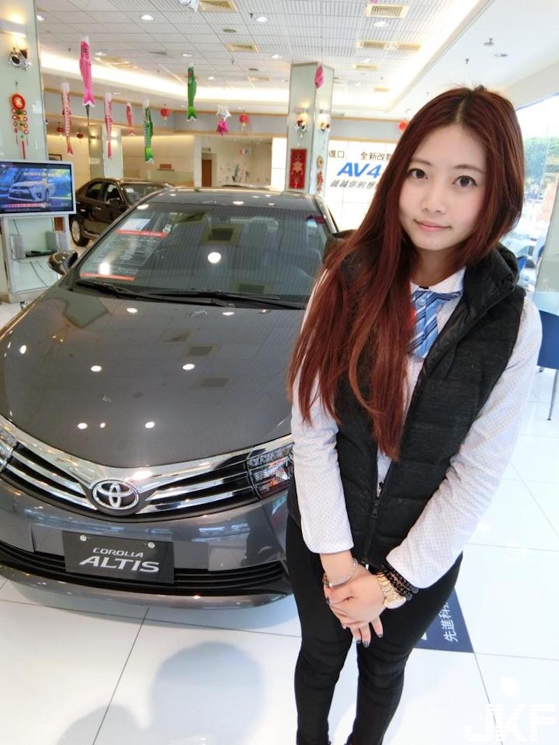 新北TOYOTA「甜美女業務」！制服下的「隱藏版好身材」讓人買車想加購車頭燈&#8230;
