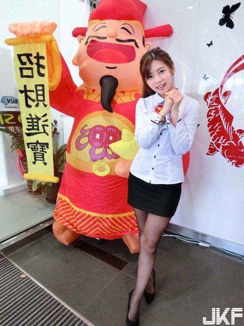 新北TOYOTA「甜美女業務」！制服下的「隱藏版好身材」讓人買車想加購車頭燈&#8230;