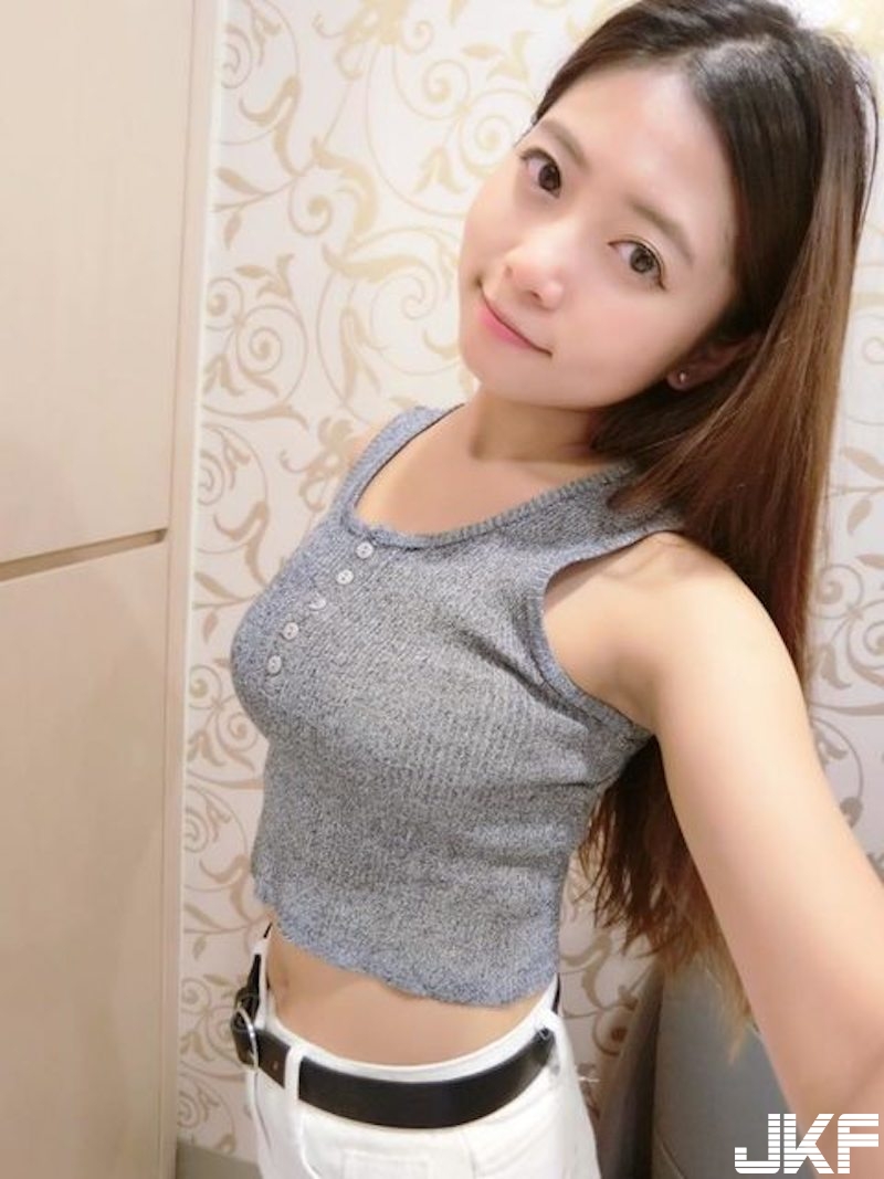 新北TOYOTA「甜美女業務」！制服下的「隱藏版好身材」讓人買車想加購車頭燈&#8230;