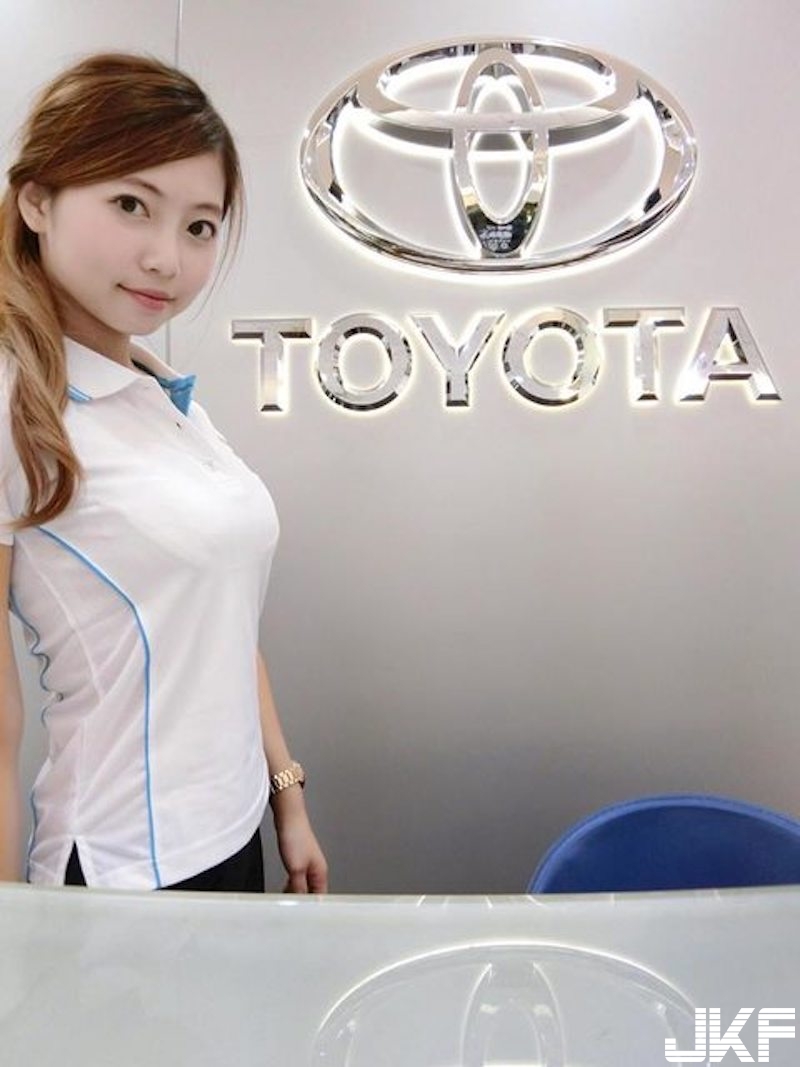 新北TOYOTA「甜美女業務」！制服下的「隱藏版好身材」讓人買車想加購車頭燈&#8230;