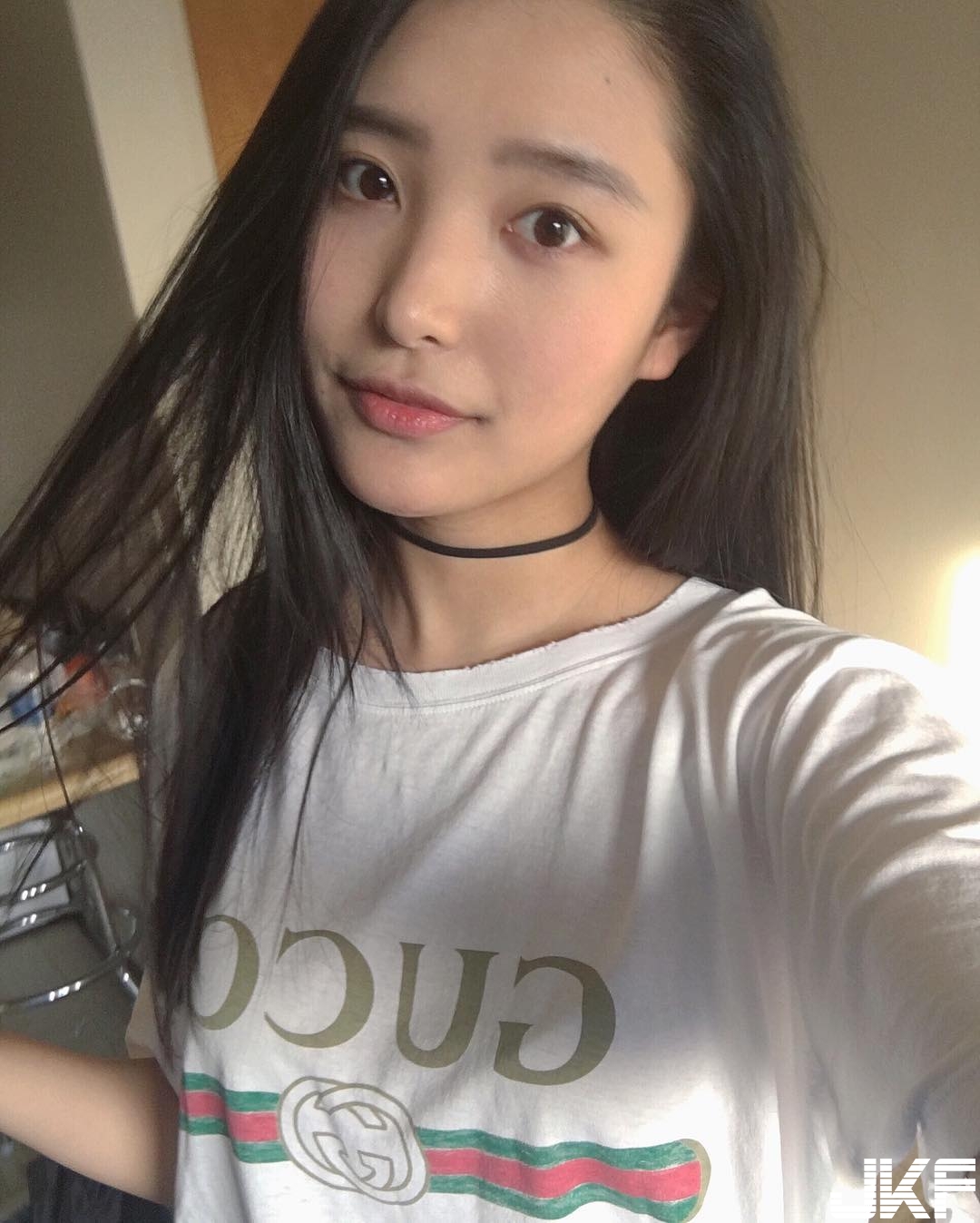 攻她中路！開衩深V泳衣大露「水滴美乳」！強國妹果然沒在害羞的&#8230;