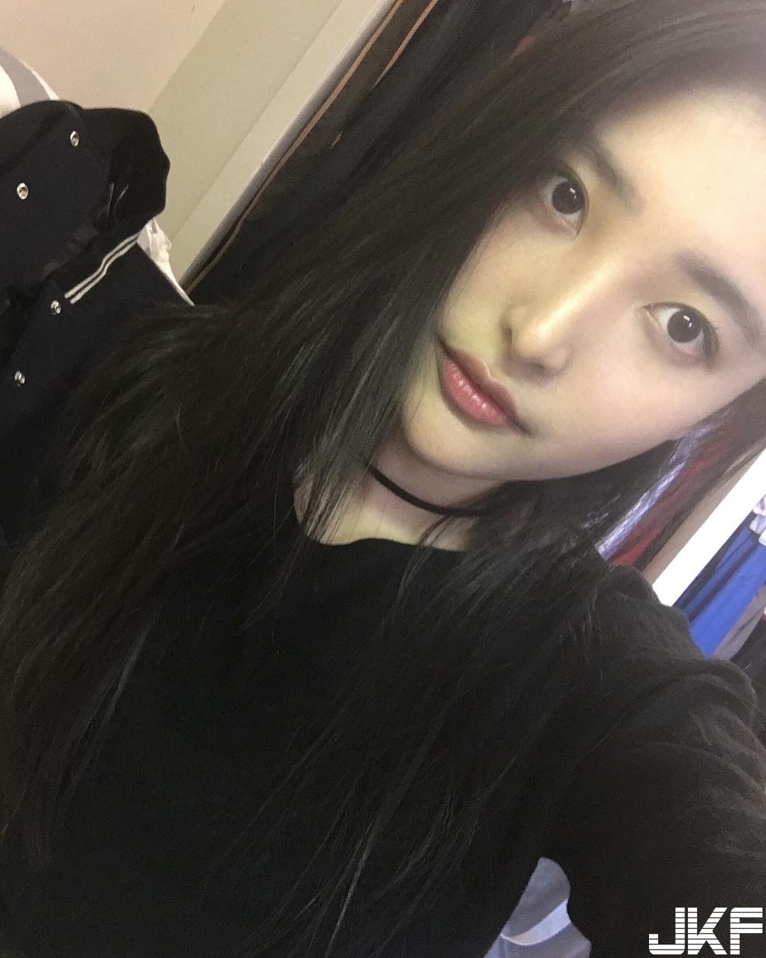 攻她中路！開衩深V泳衣大露「水滴美乳」！強國妹果然沒在害羞的&#8230;
