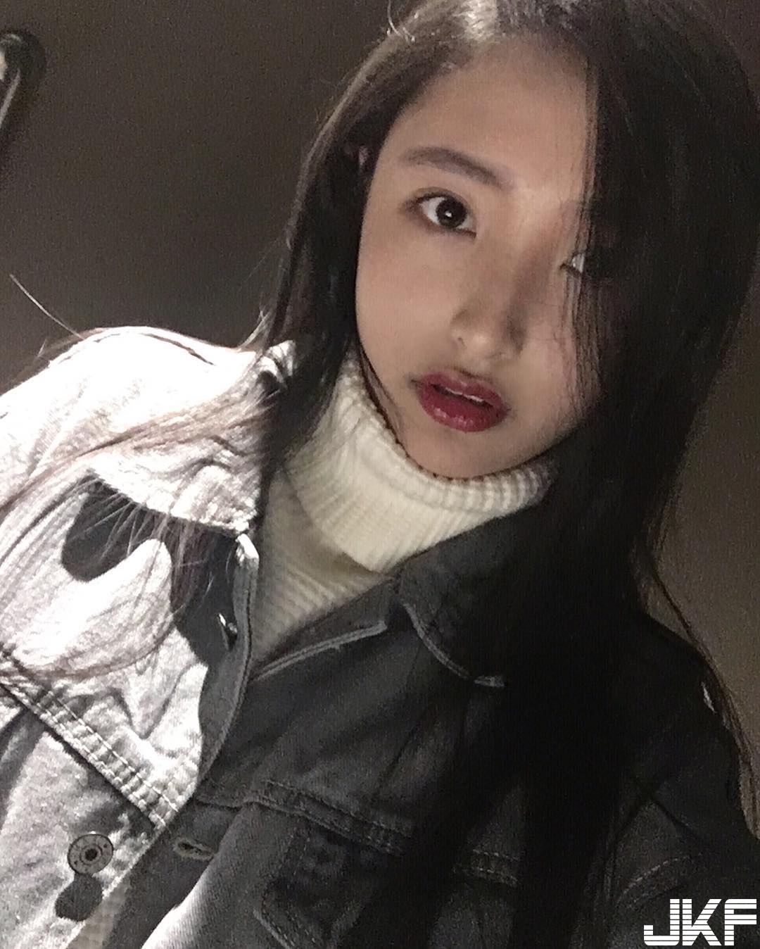 攻她中路！開衩深V泳衣大露「水滴美乳」！強國妹果然沒在害羞的&#8230;