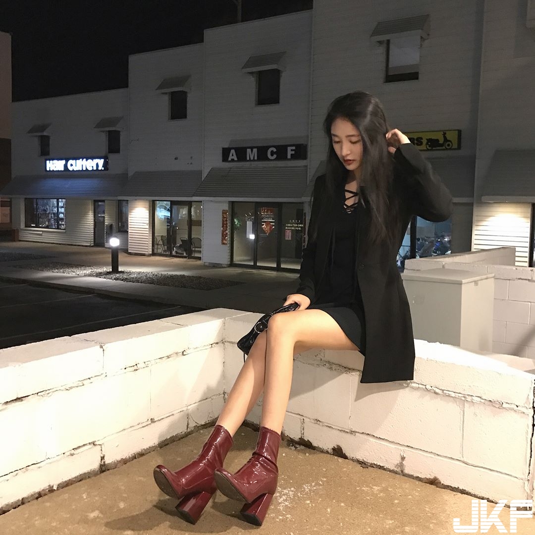 攻她中路！開衩深V泳衣大露「水滴美乳」！強國妹果然沒在害羞的&#8230;