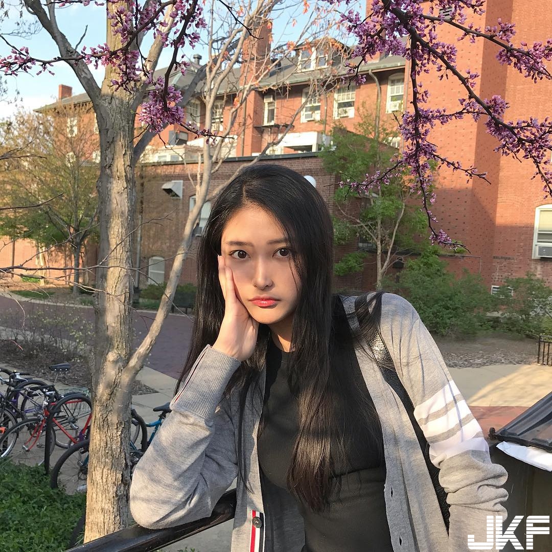 攻她中路！開衩深V泳衣大露「水滴美乳」！強國妹果然沒在害羞的&#8230;