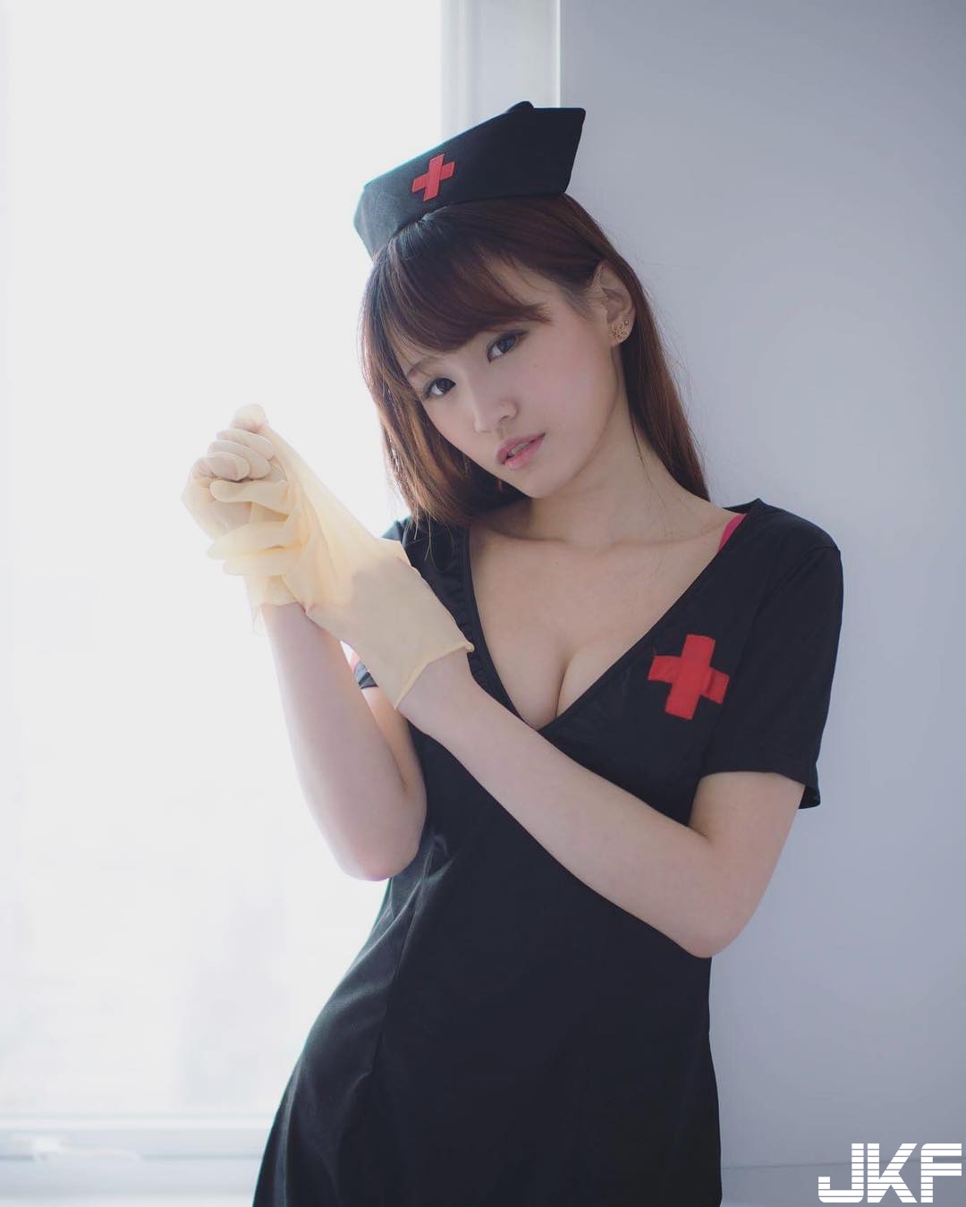 童顏逆天巨乳家政婦！為證明不是童工命令她只穿圍裙認證「發育完成」的身材&#8230;