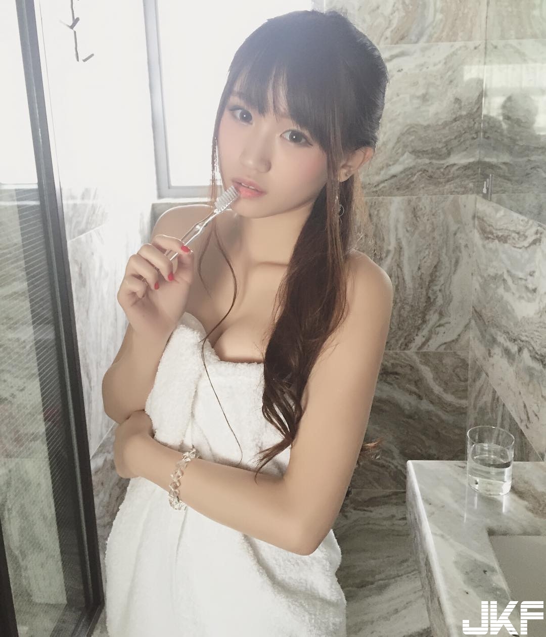 童顏逆天巨乳家政婦！為證明不是童工命令她只穿圍裙認證「發育完成」的身材&#8230;