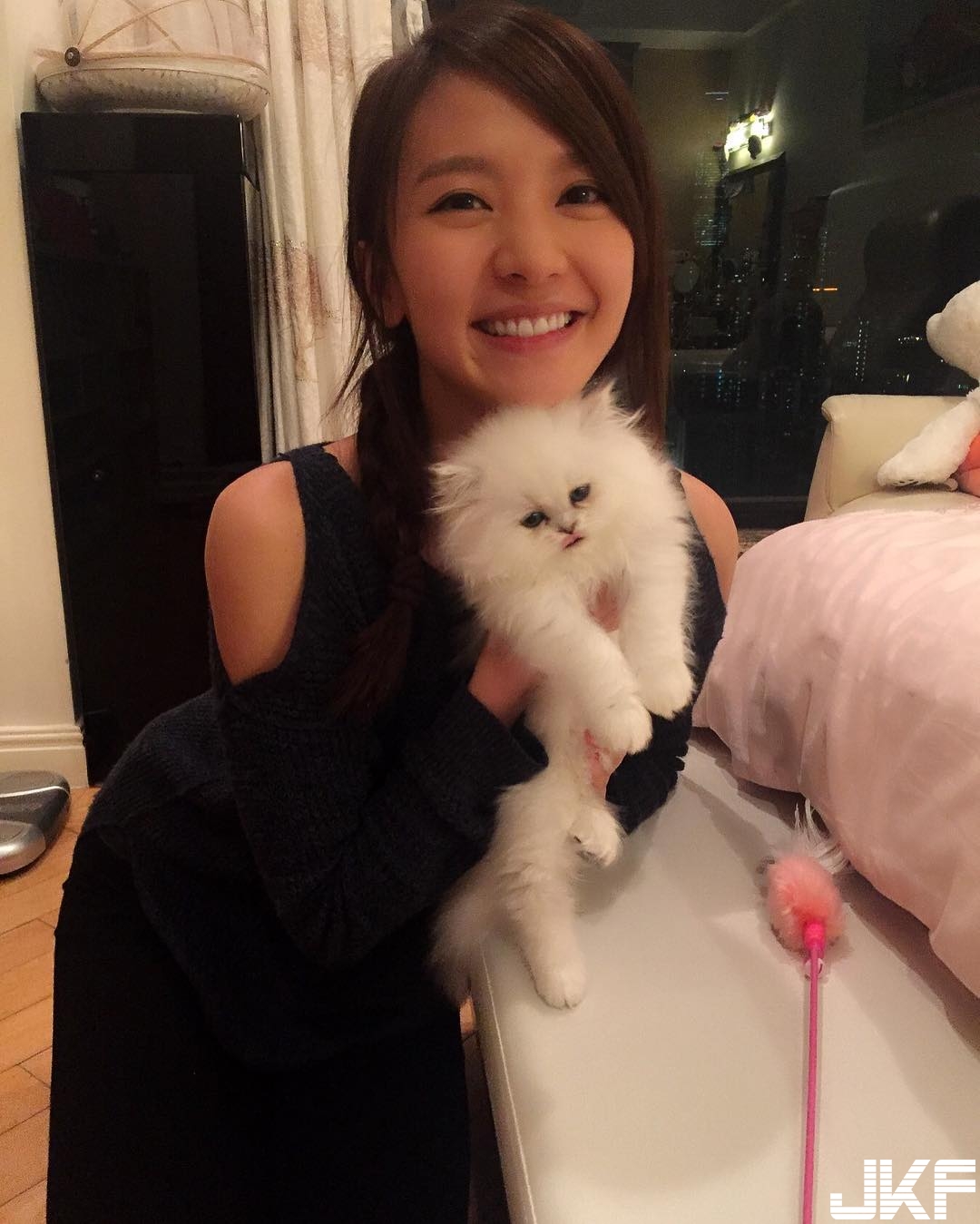 甜心廚娘上菜囉！正妹笑容比手上蛋糕還要甜！網友：我可以兩個都吃嗎&#8230;