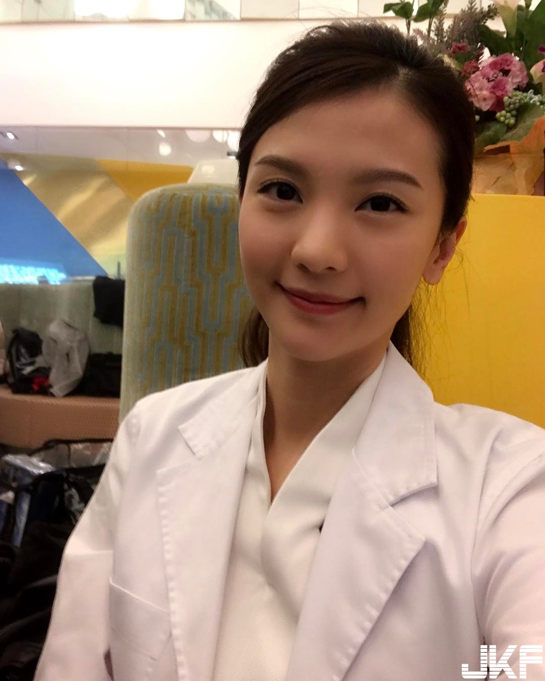 甜心廚娘上菜囉！正妹笑容比手上蛋糕還要甜！網友：我可以兩個都吃嗎&#8230;