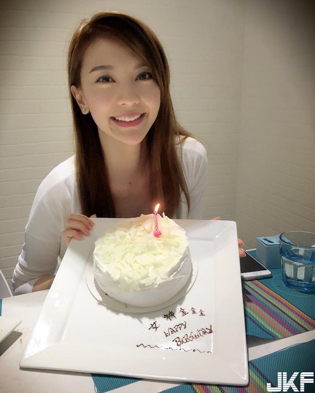 甜心廚娘上菜囉！正妹笑容比手上蛋糕還要甜！網友：我可以兩個都吃嗎&#8230;