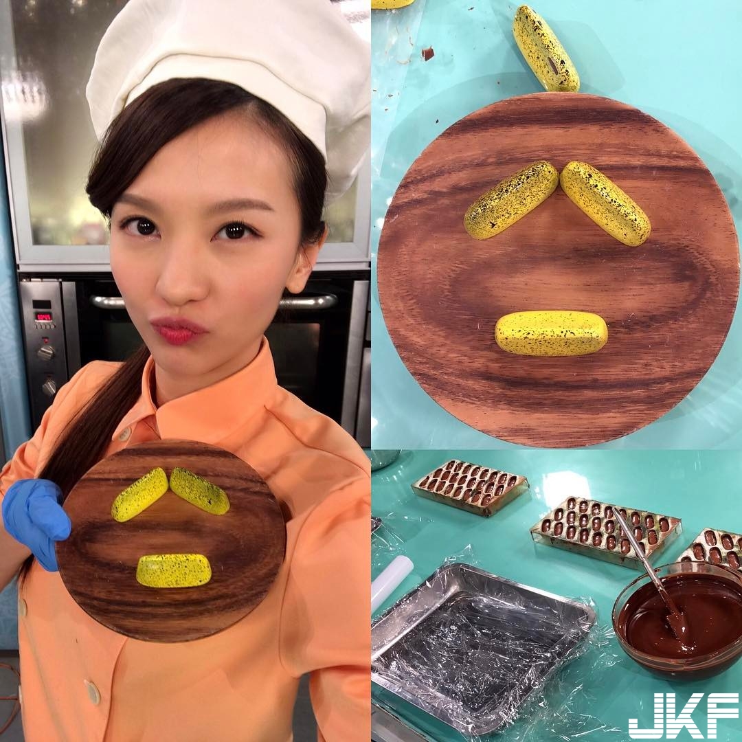 甜心廚娘上菜囉！正妹笑容比手上蛋糕還要甜！網友：我可以兩個都吃嗎&#8230;