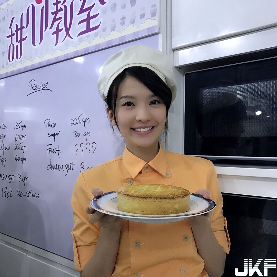 甜心廚娘上菜囉！正妹笑容比手上蛋糕還要甜！網友：我可以兩個都吃嗎&#8230;