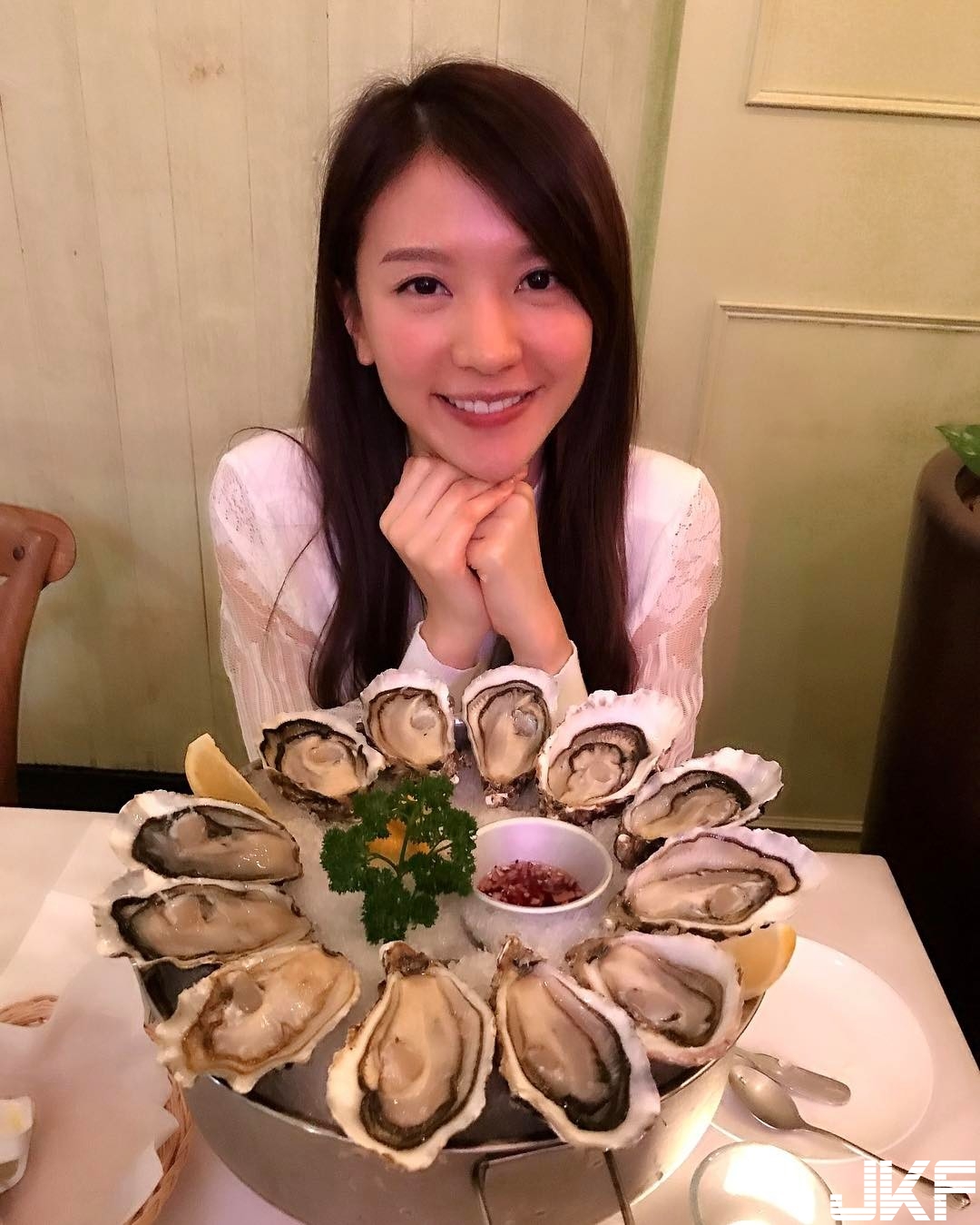 甜心廚娘上菜囉！正妹笑容比手上蛋糕還要甜！網友：我可以兩個都吃嗎&#8230;