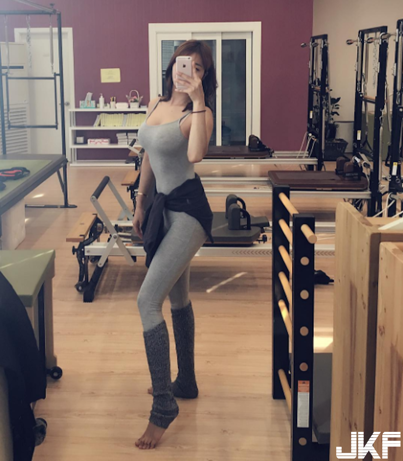 白嫩奶妹「巨乳挺胸」畫面讓人受不了！滿滿的「養眼福利」畫面好犯規&#8230;