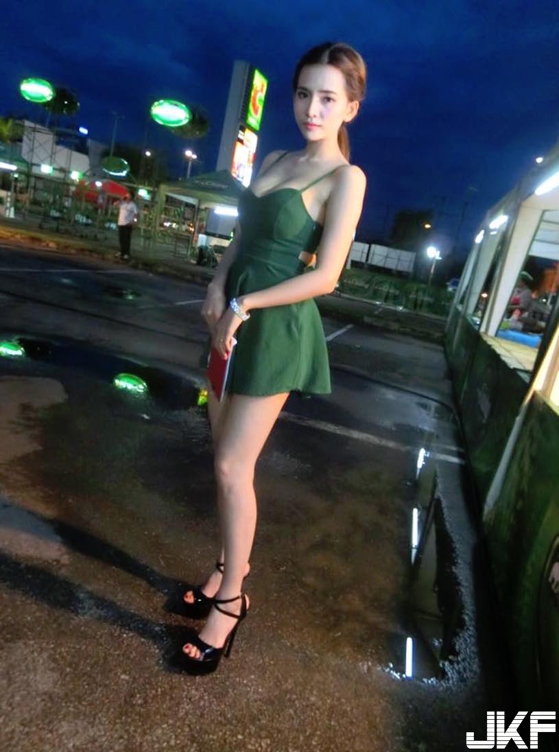 這胸部太辣！小吃攤「巨乳奶妹」視角好邪惡！超可愛「白嫩圓乳」引人遐想&#8230;