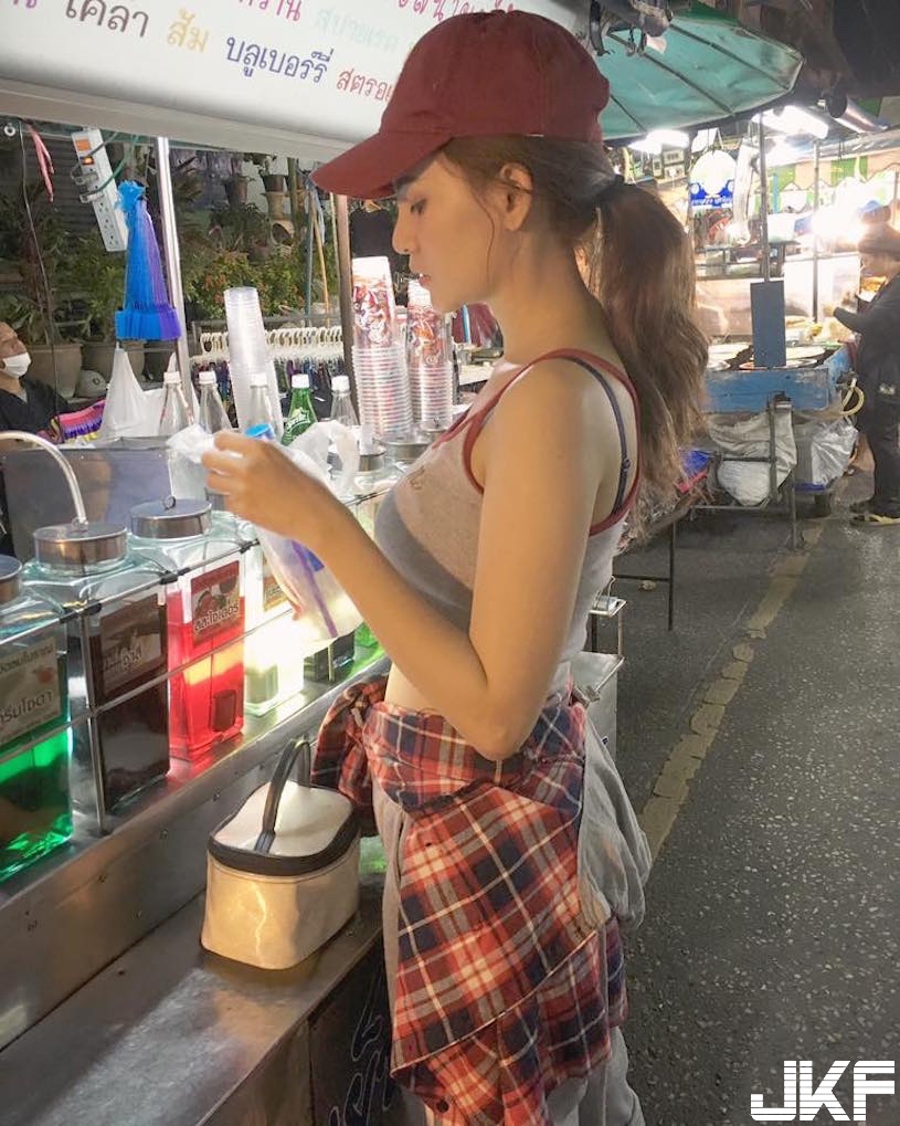 這胸部太辣！小吃攤「巨乳奶妹」視角好邪惡！超可愛「白嫩圓乳」引人遐想&#8230;