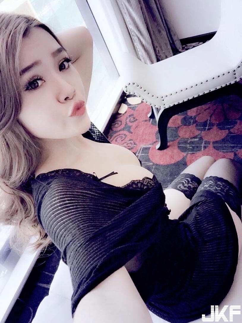 好壞壞！正妹「巨乳壓桌」畫面好邪惡喔！滿滿的乳量讓人忍不住側拍&#8230;