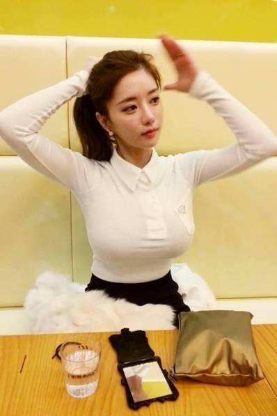 J奶主播事業線「深不見底」！超豐滿奶球讓人想摸：太不科學了
