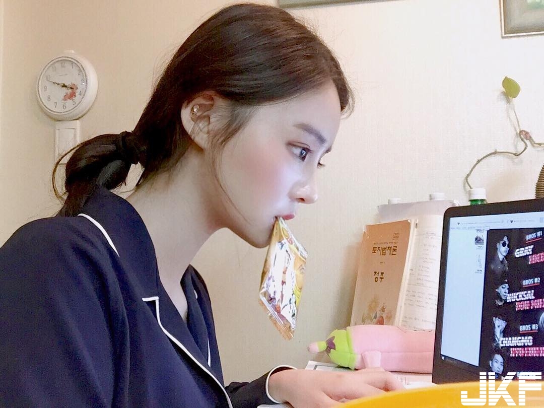 超天然！女友系母胎美人「顏值高」到嚇死人！母女合照讓人誤以為是姊妹…