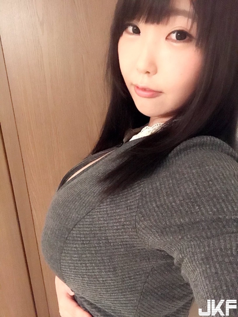 巨乳女警「J罩杯視角」畫面超兇悍！自拍釦子差點爆開真的好猛&#8230;