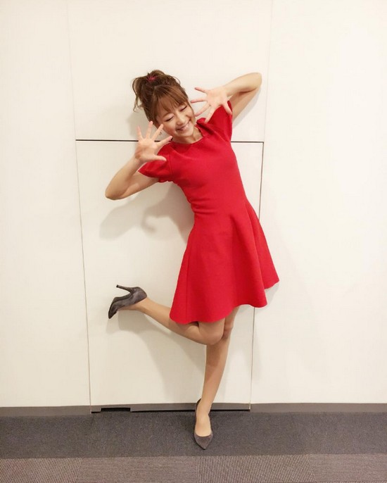 「新一代笨蛋女王」半身全裸出寫真！可愛形象太深刻…網友：你哪位？