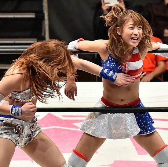 「新一代笨蛋女王」半身全裸出寫真！可愛形象太深刻…網友：你哪位？