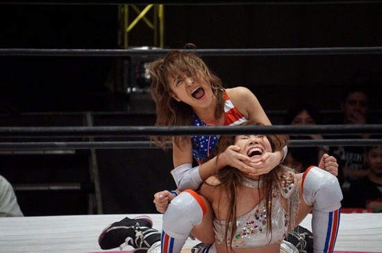 「新一代笨蛋女王」半身全裸出寫真！可愛形象太深刻…網友：你哪位？