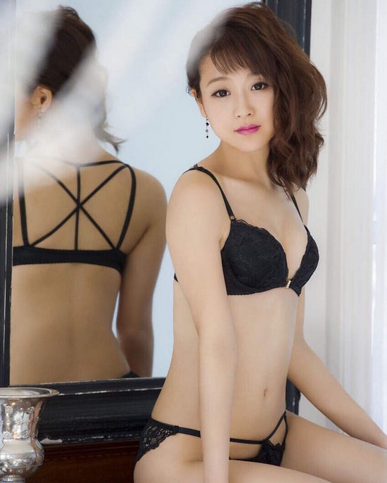 「新一代笨蛋女王」半身全裸出寫真！可愛形象太深刻…網友：你哪位？