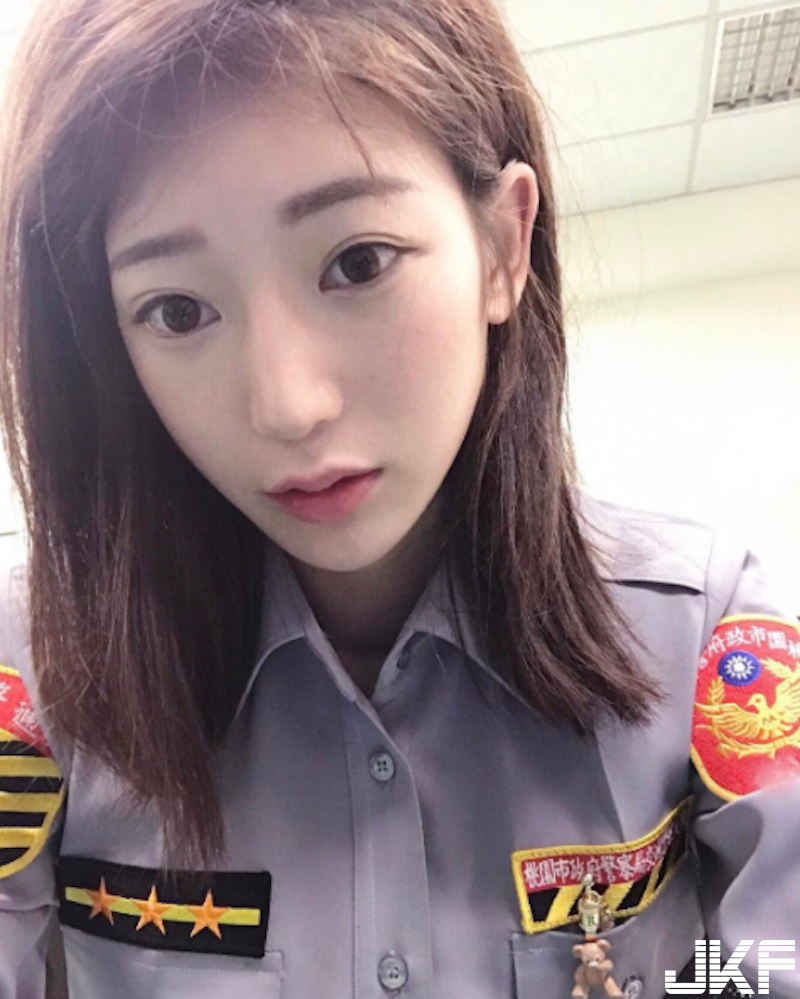 她在桃園！「大眼正妹女警」太甜美！制服下隱藏版「白嫩美乳」讓人大喊：想被攔查！