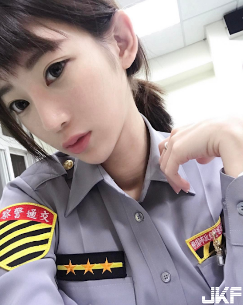 她在桃園！「大眼正妹女警」太甜美！制服下隱藏版「白嫩美乳」讓人大喊：想被攔查！