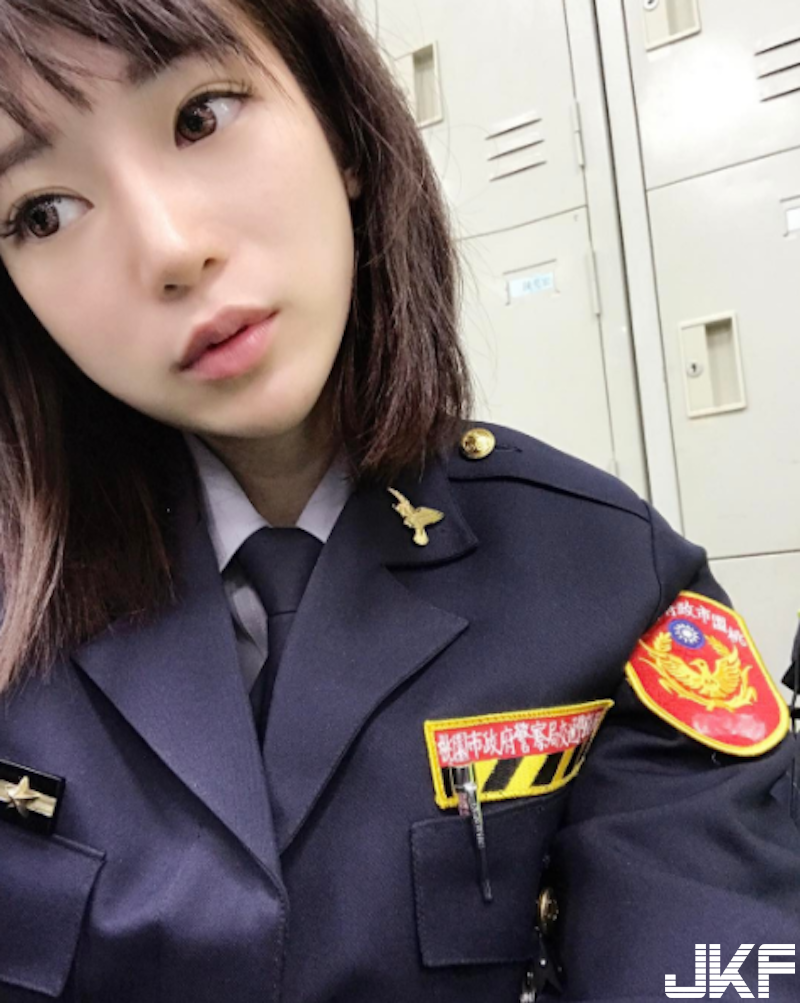 她在桃園！「大眼正妹女警」太甜美！制服下隱藏版「白嫩美乳」讓人大喊：想被攔查！