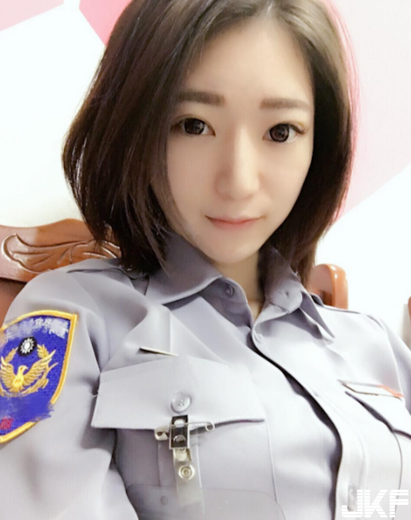 她在桃園！「大眼正妹女警」太甜美！制服下隱藏版「白嫩美乳」讓人大喊：想被攔查！