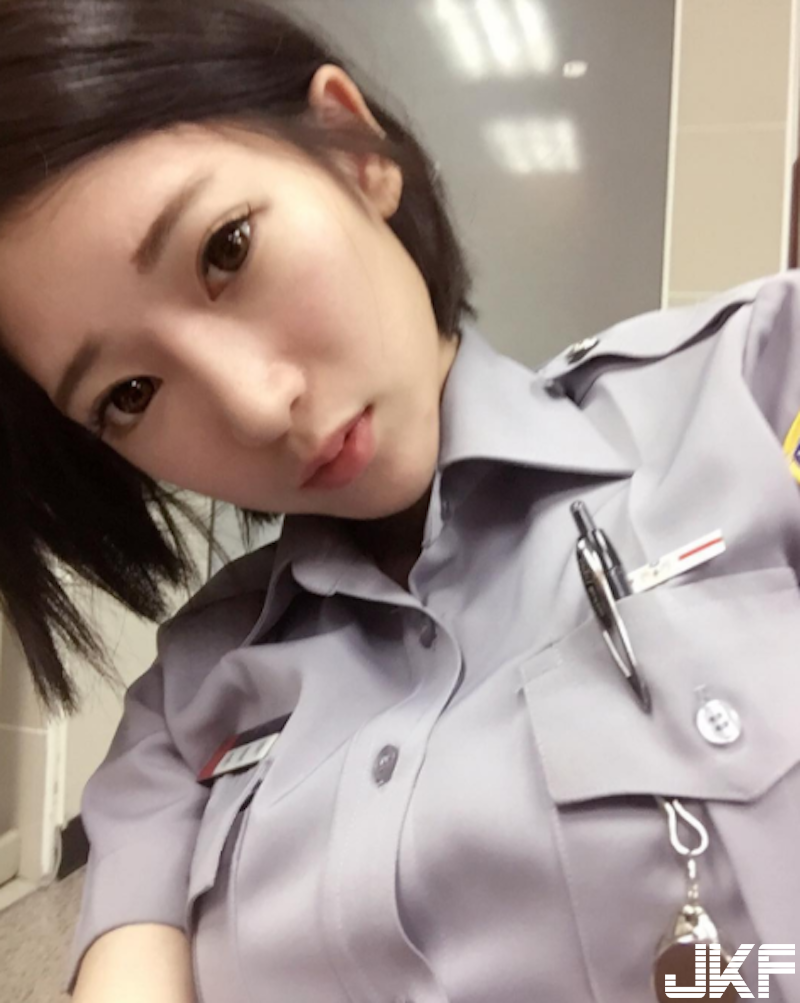 她在桃園！「大眼正妹女警」太甜美！制服下隱藏版「白嫩美乳」讓人大喊：想被攔查！