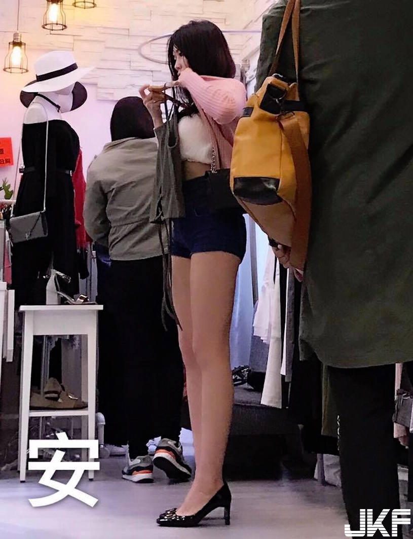 好壞壞！便利商店「超美腿正妹」臉書終於找到了！雪白的「白嫩大腿」視角好邪惡喔&#8230;