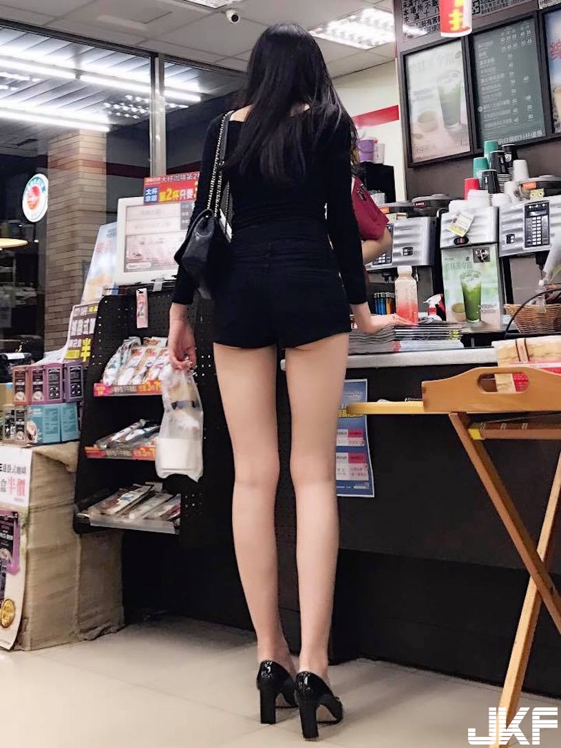 好壞壞！便利商店「超美腿正妹」臉書終於找到了！雪白的「白嫩大腿」視角好邪惡喔&#8230;