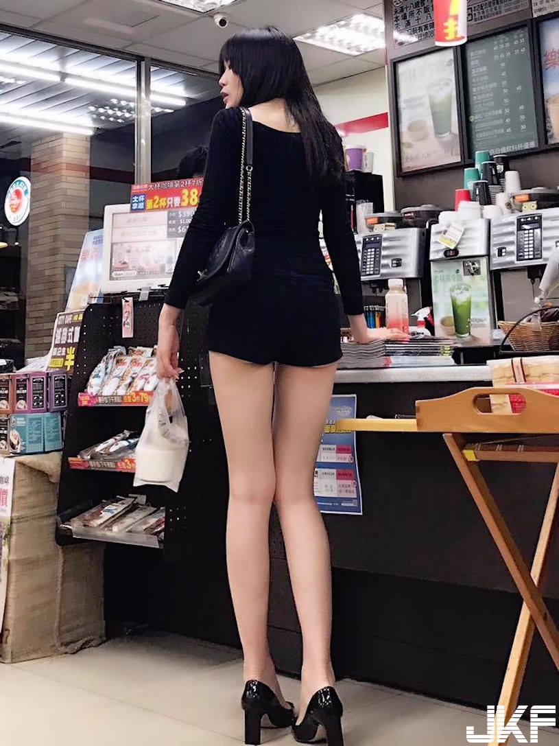 好壞壞！便利商店「超美腿正妹」臉書終於找到了！雪白的「白嫩大腿」視角好邪惡喔&#8230;