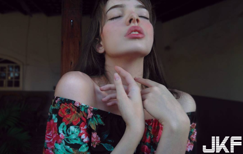 17歲少女爆紅！「超圓嫩美臀」實在太迷人…未成年卻擁有「魅惑眼神」真讓人受不了！